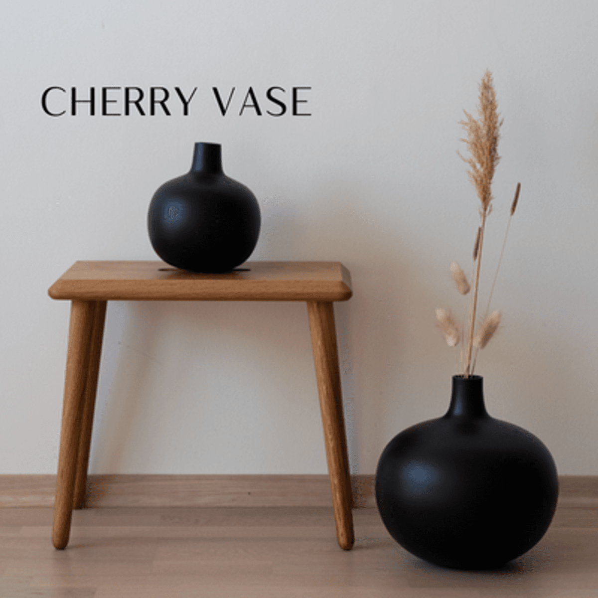 Una vase leveres i fargene grå og sort
